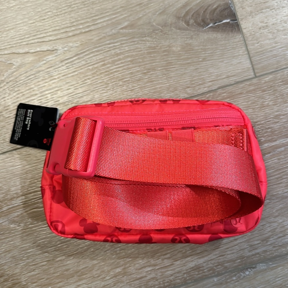Lululemon Everywhere Belt Bag - Picture 2 of 4